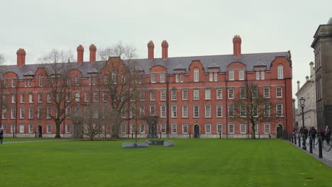 Plaza-Verde-Del-Campus-Con-Pared-De-Ladrillo-Rojo-Trinity-College,-Establecimiento-Portátil