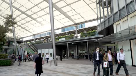 Pendler-Gehen-An-Der-Eingangsseite-Von-Yaesu-Vor-Dem-Bahnhof-Tokio-Vorbei