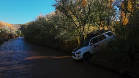 Conducción-Todoterreno-4x4-En-Aguas-Fluviales,-Parque-Nacional-En-Utah,-EE.UU.