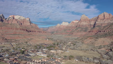 Ciudad-De-Springdale-Y-Coloridas-Montañas-Cerca-Del-Parque-Nacional-Zion,-Utah,-Estados-Unidos