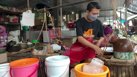 Vendedor-De-Bebidas-Dawet-O-Tradicional-Javanesa-En-El-Mercado-Tradicional