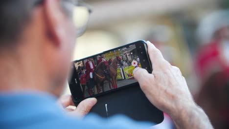 Hombre-Blanco-No-Identificado-Filmando-Con-Teléfono-Portugués-Disfrazado-A-Caballo