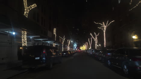 Toma-POV-Conduciendo-En-Medio-De-Las-Luces-Navideñas,-De-Noche-En-Manhattan,-Nueva-York