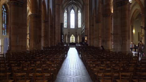 El-Interior-De-La-Iglesia-De-San-Martín-Es-Grandioso,-Con-Finas-Tallas-En-La-Cúpula-Y-Un-Altar-Maravillosamente-Adornado.