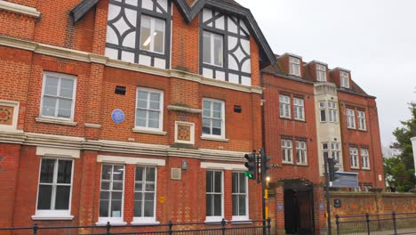 Toma-Panorámica-De-La-Escuela-Radnor-House-En-El-Distrito-De-Twickenham-En-Londres,-Inglaterra