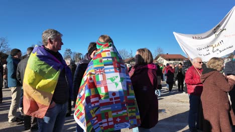 Personas-Protestando-Contra-La-Extrema-Derecha,-Sosteniendo-Carteles.