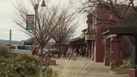 Downton-Sedona,-Arizona,-Con-Compradores-Caminando-Por-La-Acera-Con-Una-Toma-Amplia-Y-Estable