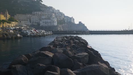 Pájaros-Sentados-En-Las-Rocas-Al-Amanecer-En-El-Puerto-De-Barcos-|-Costa-De-Amalfi-Italia-Viajes-Turismo-Amanecer-Acantilado-Costa,-Europa,-Para-Caminar,-4k