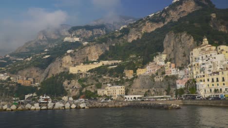 Panorámica-De-La-Ciudad-Desde-El-Muelle-De-La-Playa-|-Costa-De-Amalfi-Italia-Viajes-Turismo-Amanecer-Acantilado-Costa,-Europa,-Para-Caminar,-Tembloroso,-4k