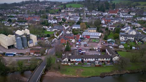 Vorwärtsflug-Mit-Einer-Drohne-In-Richtung-Der-St.-Mary&#39;s-Church-Im-Ländlichen-Dorf-Ufculme-In-Der-Mitte-Von-Devon-Im-Westen-Englands-Unter-Einbeziehung-Des-Flusshalms