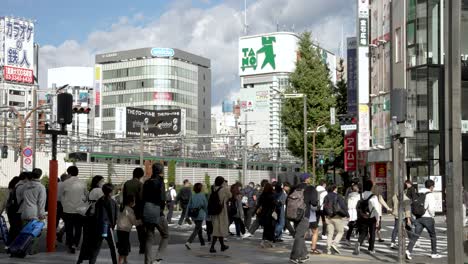 Szene-Mit-Der-Aufnahme-Des-Ostausgangs-Am-Bahnhof-Shinjuku-In-Tokio,-Japan