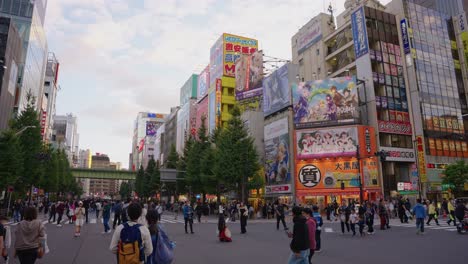 Toma-Panorámica-En-Cámara-Lenta-De-4k-En-El-Anime-De-Tokio-Y-El-Centro-Otaku