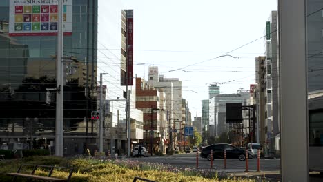 Eine-Tagesszene,-Die-Den-Täglichen-Verkehr-Am-Bahnhof-Toyama-In-Japan-Einfängt