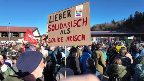 Menschen,-Die-Friedlich-Gegen-Die-Extreme-Rechte-Protestieren,-Halten-Ein-Schild-Hoch,-Das-So-Viel-Bedeutet-Wie-„Lieber-Solidarisch-Sein-Als-Solidarisch“.