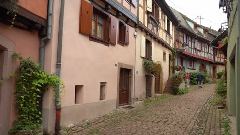 Eguisheim-Se-Encuentra-En-La-Región-Histórica-De-Alsacia,-Donde-El-Pueblo-Se-Encuentra-Al-Borde-Del-Parque-Natural-De-Ballons-Des-Vosges.