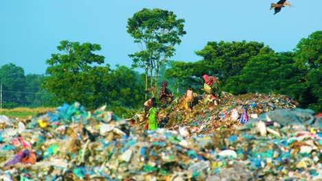 Grupo-De-Coloridos-Trabajadores-Recolectores-De-Trapos-Cazando-En-Vertederos-De-Basura-Para-Ropa