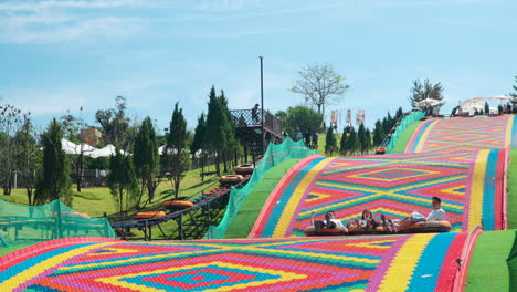 Menschen-Fahren-Donuts-Auf-Trockener-Rutsche-Im-Mongo-Land-In-Da-Lat,-Vietnam-In-Zeitlupe