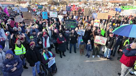 Menschen-Protestieren-Und-Jubeln-Gegen-Die-Extreme-Rechte