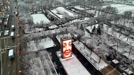 Luftaufnahme-über-Den-Verschneiten-Kronenbrunnen-Im-Millennium-Park