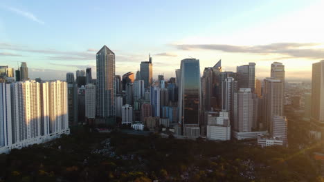 Luftaufnahme-Des-Südfriedhofs-Von-Manila-Und-Der-Skyline-Der-Stadt-Makati,-Sonnenuntergang-Auf-Den-Philippinen