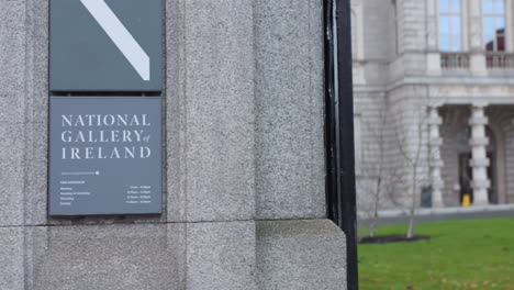 Entrance-sign-National-Gallery,-pan-to-Gregorian-architecture-building