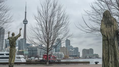 Estatuas-En-El-Parque-De-Irlanda-Con-Vistas-Al-Horizonte-De-Toronto,-Timelapse