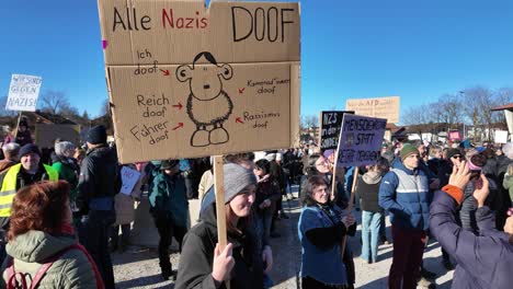 Eine-Junge-Frau-Hält-Ein-Schild-Gegen-Die-Extreme-Rechte-Hoch,-Auf-Dem-Auf-Eine-Nette-Art-Und-Weise-Steht:-„Alle-Nazis-Sind-Albern“.