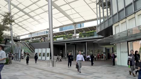 Pendler-Gehen-An-Der-Eingangsseite-Von-Yaesu-Vor-Dem-Bahnhof-Tokio-Vorbei