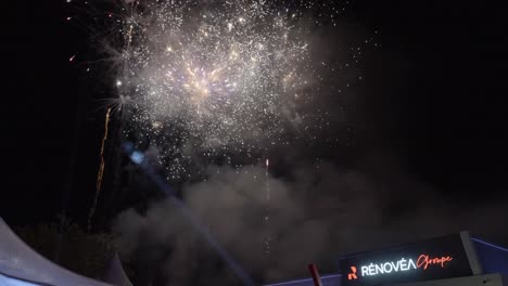 Espectáculo-Escénico-De-Fuegos-Artificiales-En-Un-Evento-Empresarial-De-Nochevieja,-Celebrando-El-Año-Nuevo-Con-Un-Espectáculo-De-Fuegos-Artificiales.