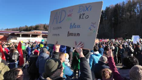 People-protesting-against-far-right,-holding-up-signs