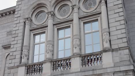 Detalle-De-La-Arquitectura-Gregoriana-De-La-Galería-Nacional,-Columnas-Y-Ventanas.