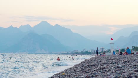 Impresionante-Vídeo-En-4k-De-Una-Playa-De-Arena-En-La-Costa-De-Antalya,-Turquía