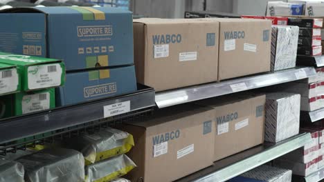 Estante-Dentro-De-La-Tienda-Distribuidora-De-Repuestos-Para-Automóviles-Y-Camiones,-Que-Muestra-Varias-Cajas-De-La-Marca-Wabco