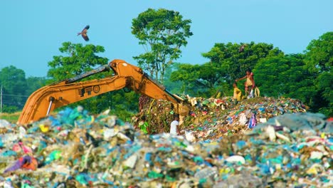 Personas-Y-Excavadoras-Clasificando-Un-Vertedero-En-Bangladesh