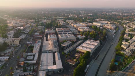 La-River-Und-CBS-Studios-Aus-Der-Luft,-Drohnenaufnahmen-Vom-Berühmten-Drehort-Und-Dem-Gehobenen-Viertel-Der-Studio-City