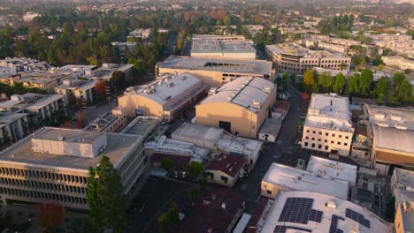 Heller,-Sonniger-Hintergrund-Und-Tonbühnen-Bei-CBS-Radford-In-Los-Angeles,-Drohnenflug-über-Historisches-Studio-Und-Nachbargemeinde