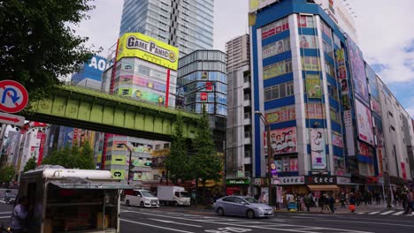 Cámara-Lenta-Estableciendo-Tomas-De-Akiba,-Tiendas-De-Juegos-Y-Cafés-De-Limpieza-En-Segundo-Plano