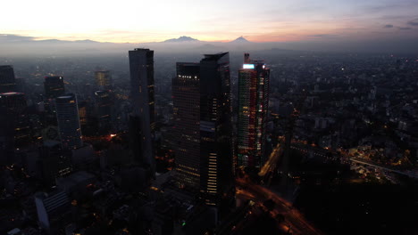 Luftaufnahme-Vor-Dem-Ritz-Carlton-Hotel,-Abenddämmerung-In-Der-Innenstadt-Von-Mexiko-Stadt