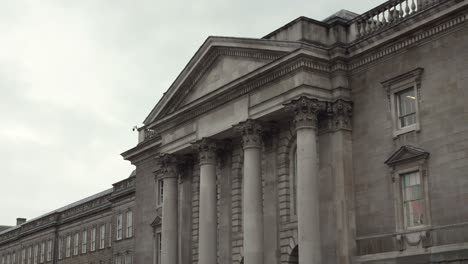 Arquitectura-Georgiana,-Trinity-College,-Grandes-Columnas,-Día-Nublado-Del-Establecimiento