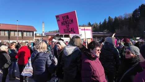 Personas-Protestando-Pacíficamente-En-Alemania-Contra-La-Extrema-Derecha.