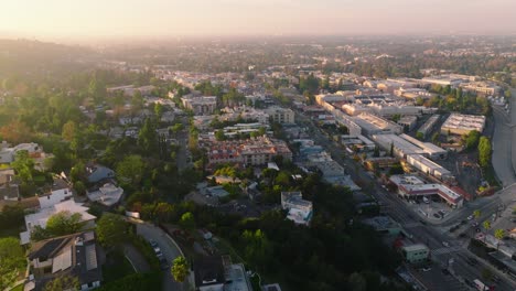 Helle,-Sonnige-Drohnenaufnahme-Am-Tag-Von-Studio-City-In-Los-Angeles,-CBS-Studiogrundstücken-Und-Unternehmen-Unten