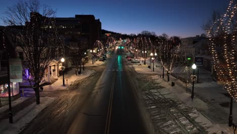 Weihnachtsdekorationen-Auf-Der-Hauptstraße-In-Der-Kleinstadt-Amerika