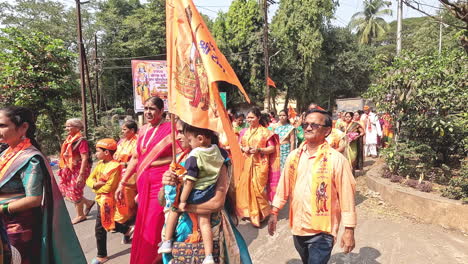 Anhänger-Von-Ram-Mandir-Gehen-In-Einer-Jubelnden-Prozession-Auf-Die-Straße