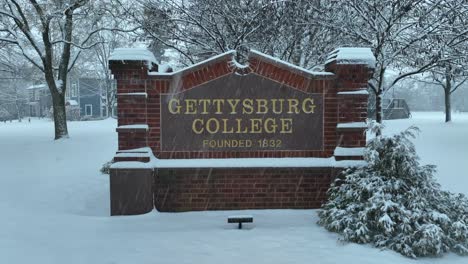 Estableciendo-Una-Toma-De-Nevada-En-Un-Letrero-De-La-Universidad-De-Gettysburg.