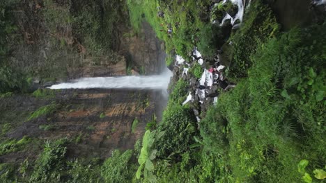 Aproximaciones-Aéreas-De-Formato-Vertical-Poderosa-Cascada-Verde-Karas-Biru