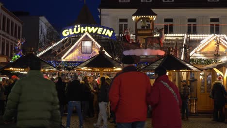 Gente-Bebiendo-Vino-Caliente-Y-Paseando-Por-Las-Calles-Del-Mercado-Navideño.