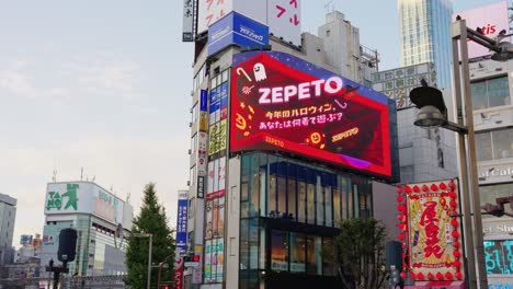 Toma-Panorámica-En-Cámara-Lenta-Del-Fondo-Futurista-De-Shinjuku,-Japón,-A-última-Hora-De-La-Tarde