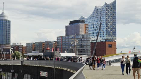 Elbphilharmonie-Konzertsaal,-Herumlaufende-Touristen,-Sommer,-Hamburg,-Deutschland,-Statische-Weite-Etablierung