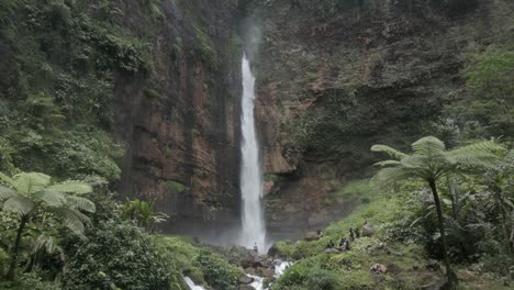 La-Antena-Se-Retira-De-La-Espectacular-Cascada-Coban-Sriti,-Java-Azul-Algodón.