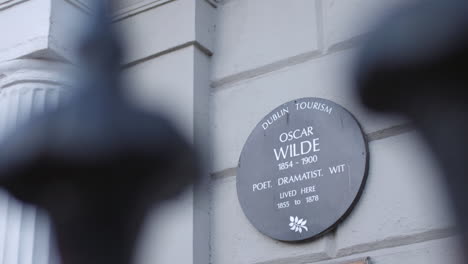 Vista-De-Perfil-Más-Cercana-Del-Letrero-En-La-Entrada-De-La-Casa-De-Oscar-Wilde-Con-Primer-Plano-Borroso-En-Dublín,-Irlanda